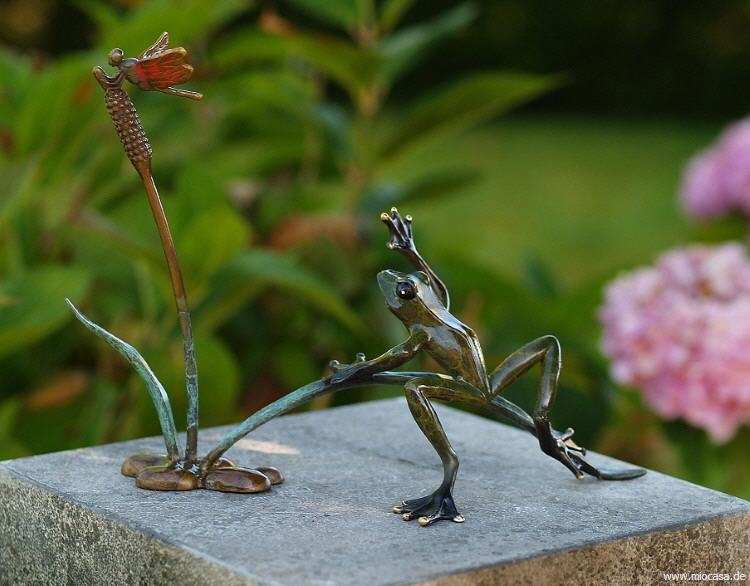 Frosch Bronze auf Schilf mit kleiner Libelle