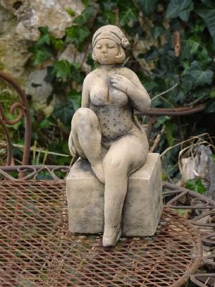 Skulptur Die badende Frau B sandfarben