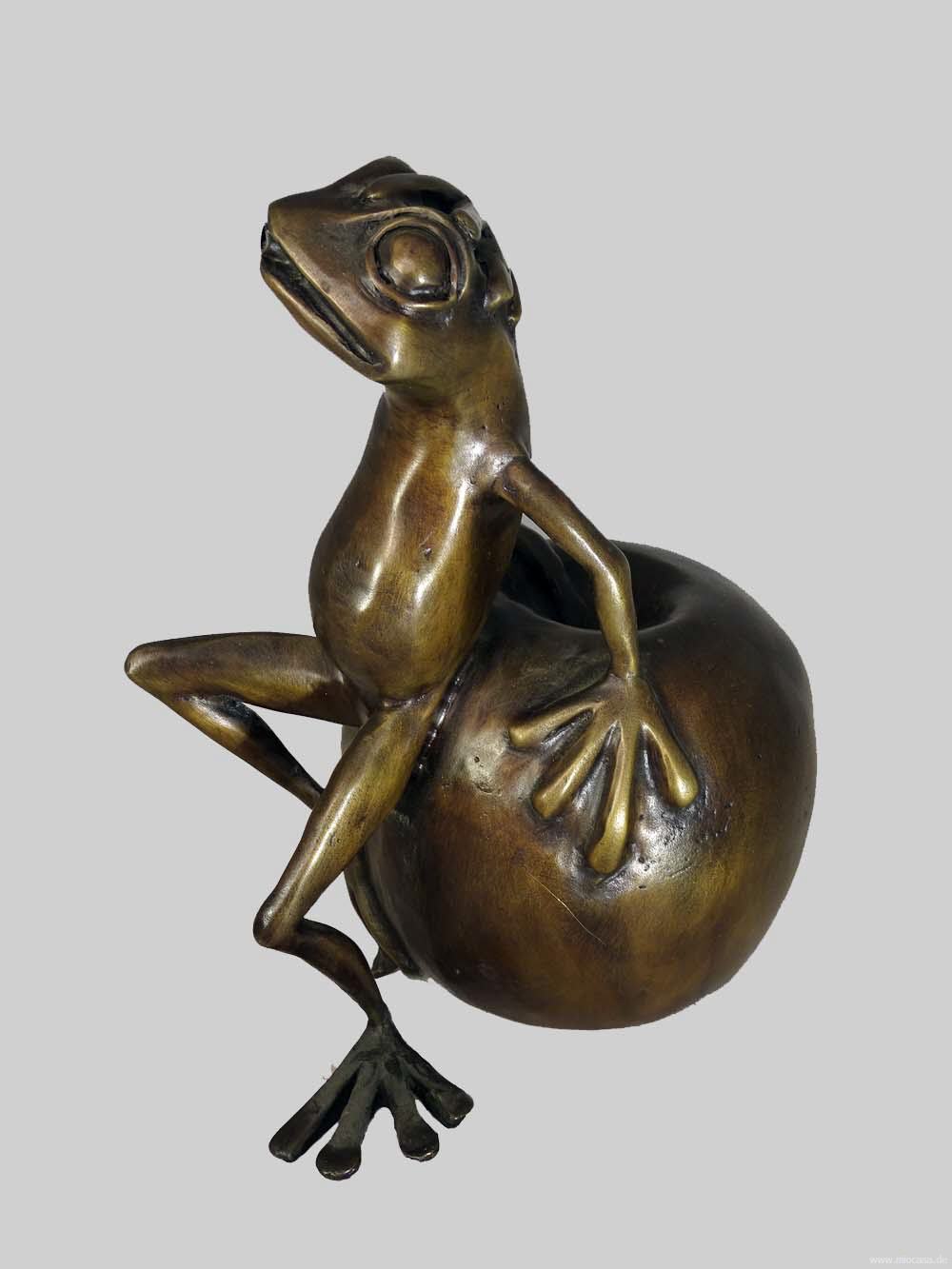 Frosch an Apfel lehnend Bronze