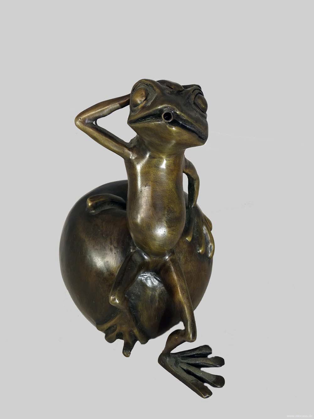 Frosch an Apfel lehnend Bronze