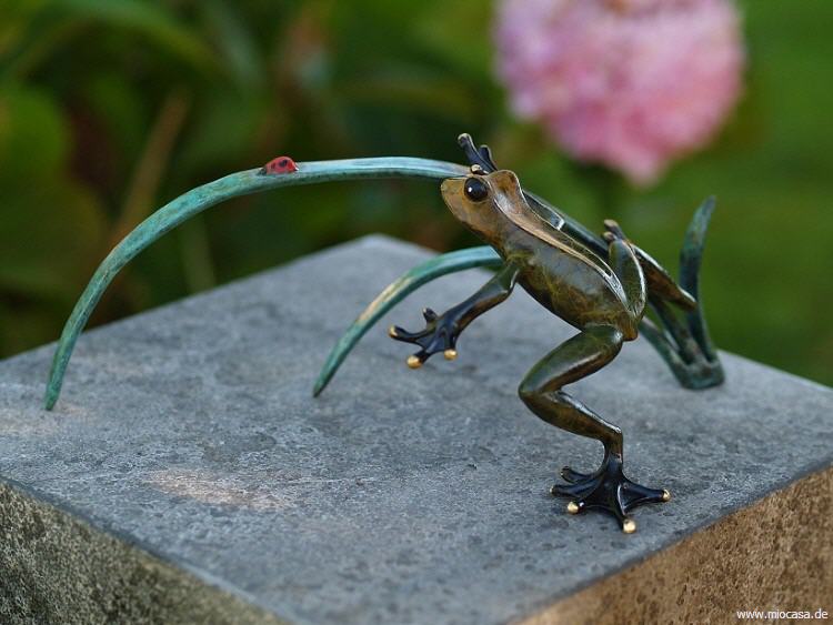 Frosch aus Bronze auf Schilf Blatt