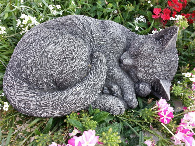 Katze schlafend aus massivem Antiksteinguss