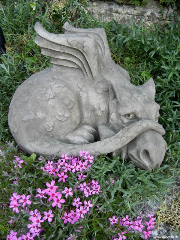 Drache Old Smug designed by Fiona Jane Scott - Gartendrache Old Smug