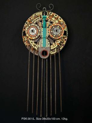 Prakit Seehawong -Eisen-Maske auf Ständer L Nr. 20