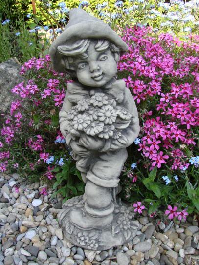 Junge mit Blumenstrau&szlig;