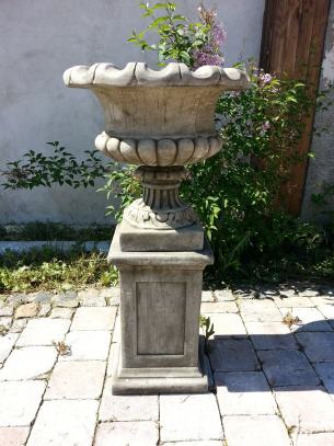 Vase Wellington + Classic Plinth
