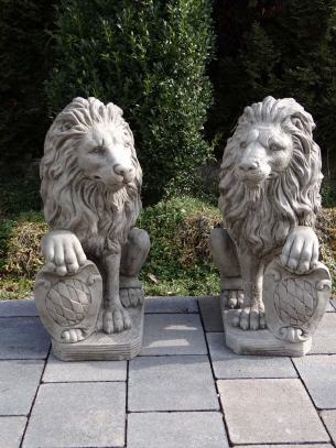 Löwenpaar mit Wappen