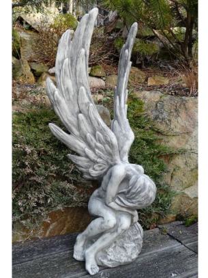 Hockende Engelfrau RACHEL mit Flügel