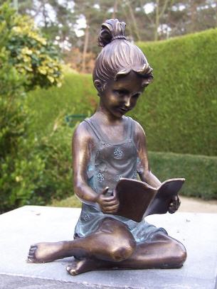 Bronzefigur Mädchen knieend mit Buch