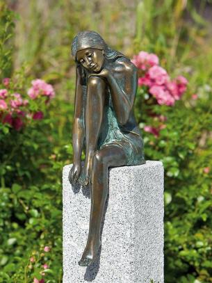 Bronzefigur Emanuelle