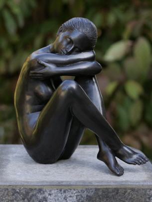 Bronzefigur junge Frau sitzend