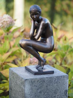 Bronzefigur junge Frau