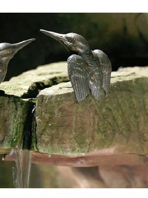 Bronzevogel auf Flusskiesel