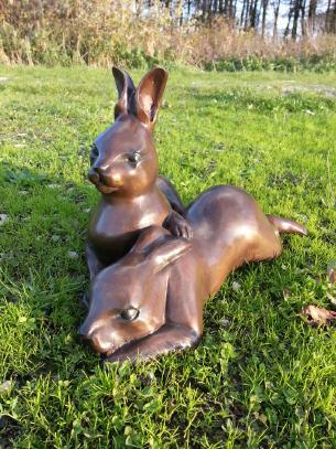 Bronzefigur Hasenpaar