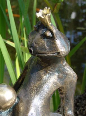 Bronzefigur Froschkönig Leopold