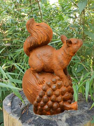 Gusseisenfigur Eichhörnchen auf Kastanie